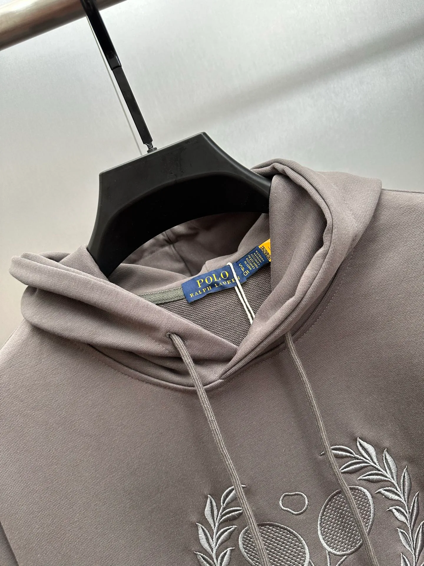 P280 RalphLauren/Ralph Lauren 2025 new autumn and winter large embroidered hooded sweatshirt Ralph Lauren's age-reducing item, the coat fabric is made of 60% cotton ➕40% polyester, which not only retains the softness, comfort and breathability of cotton, but also adds the wear resistance and wrinkle resistance of polyester fiber, making the clothes more durable and easy to care for. Even in slightly cooler weather, you won't feel stuffy when wearing it. This kind of fabric has a natural crisp feel and is not easy to pill or deform. Hooded design effectively improves thermal insulation performance. The embroidery on the chest and the fabric are of the same color. The colors are full, three-dimensional and lifelike, adding a bit of liveliness and interest to the whole sweatshirt. There is no pressure to dress, regardless of age or gender. Complete accessories!  Color: navy blue, black, gray size: S-xL